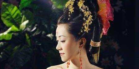 同为金枝玉叶,山阴公主长的果然称得上是天姿国色.近水楼台先得月.