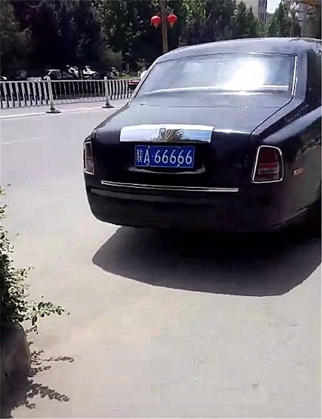 劳斯莱斯挂66666车牌,本以为很霸气,结果旁边的迈巴赫更霸气!