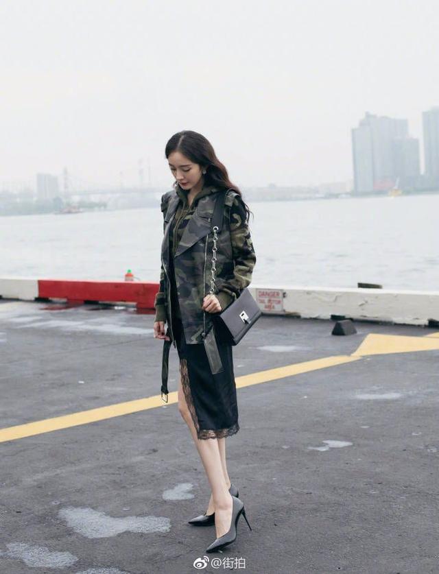 杨幂的腿好"魔性",穿这种牛仔裙显腿短,穿短裙显腿长!