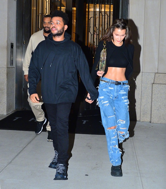 盆栽theweeknd和女友bellahadid牵手在纽约离开bella公寓的街拍