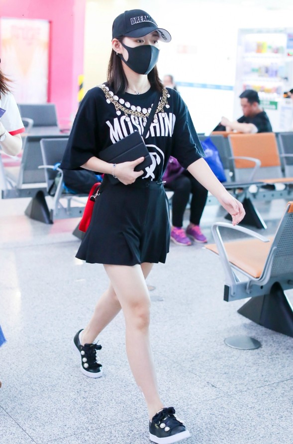 段奥娟也来炫富了衣服上挂了条金链子鞋子还要粘硬币