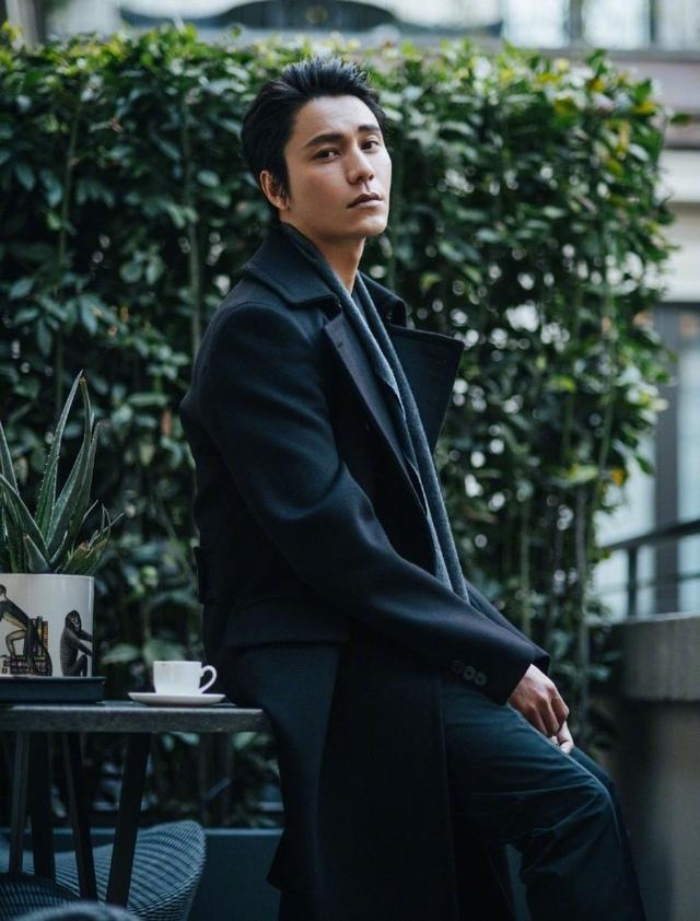 陈坤深色大衣变冷酷帅大佬对镜一笑秒破功是最美厂花本尊