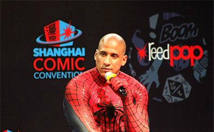 《奔跑吧》健身教练托尼(中文名"倪腾")化身蜘蛛侠与粉丝见面,这位