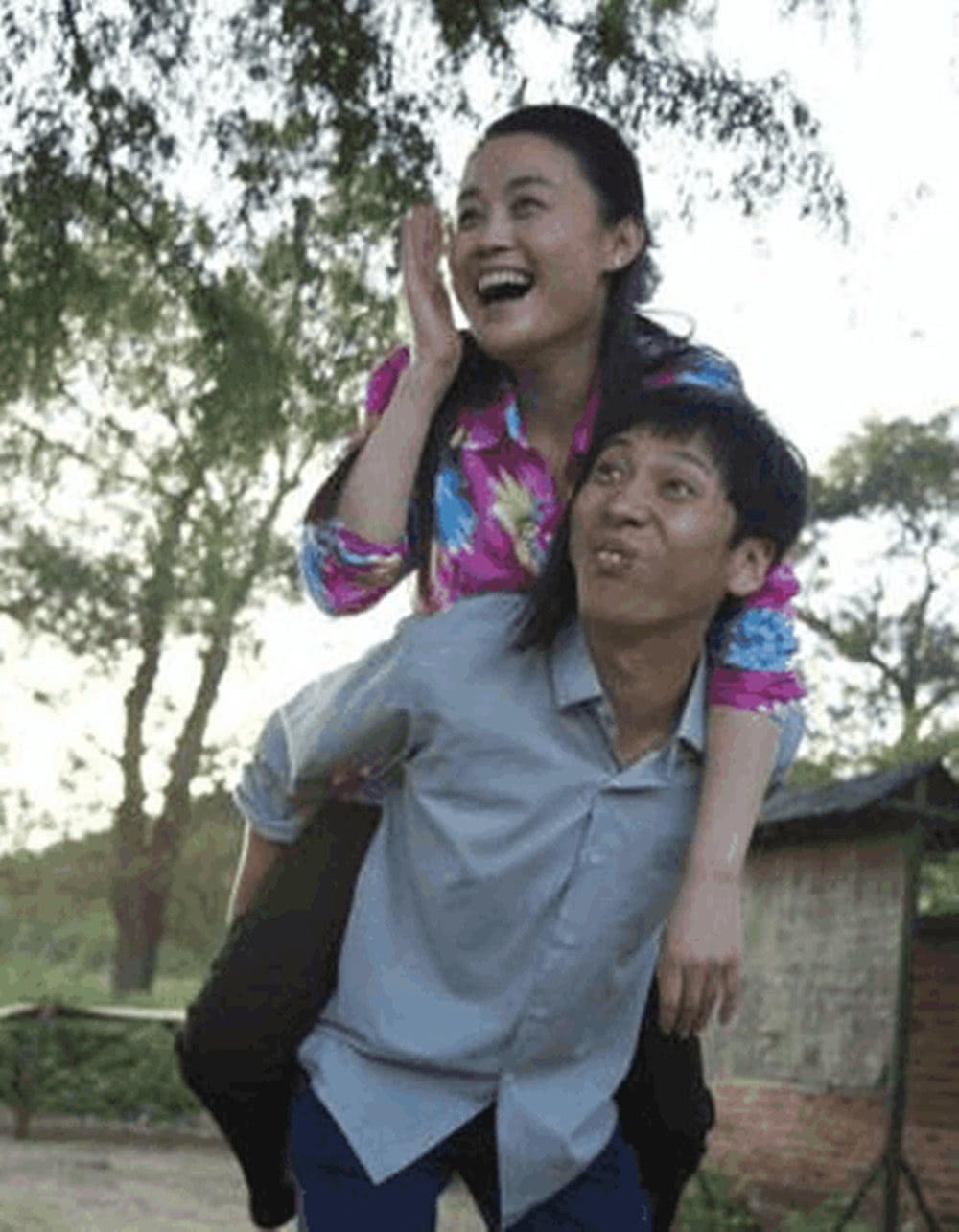 还说关婷娜的老公名字叫杨航,两人还有孩子,两人的感情生活非常的恩爱