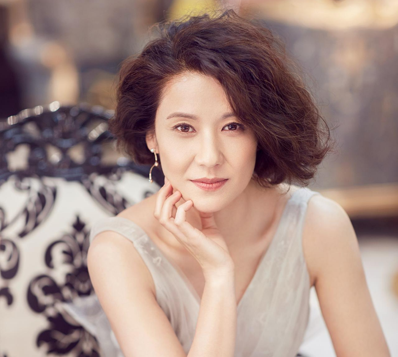 她曾主演《暖春》,颜值不输梅婷,出道多年为何不温不火?