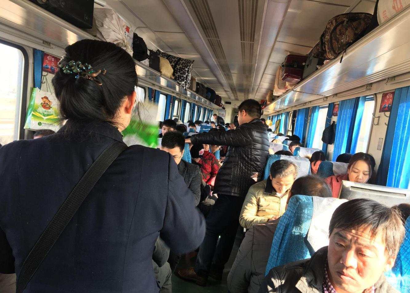 啤酒饮料矿泉水, 花生瓜子八宝粥! 春运火车上那些尴尬的售货员