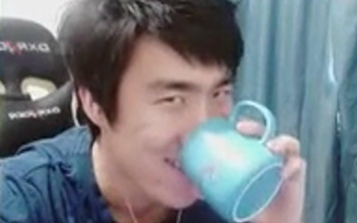 骚男,虎牙英雄联盟人气主播,业界公认的国服第一喝水,自带光环,被网友