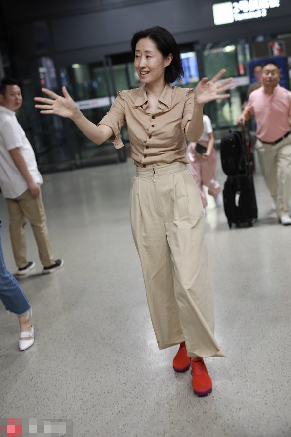 刘敏涛厉害了!机场秀发际线 衬衫扭出了新时尚,网友:鞋子亮了