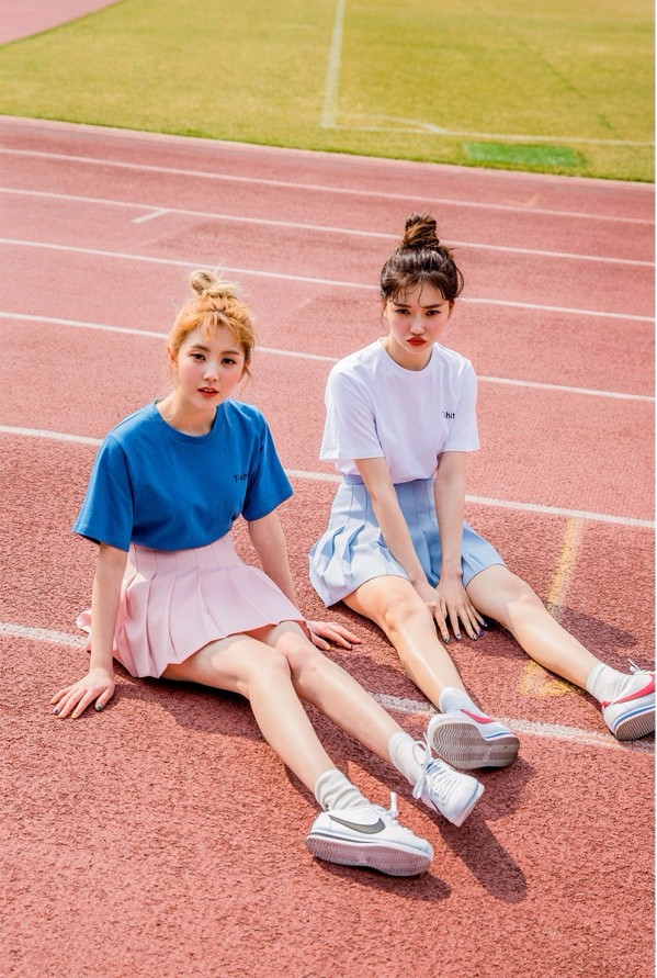 t恤配百褶裙图片打造时尚减龄学生女装