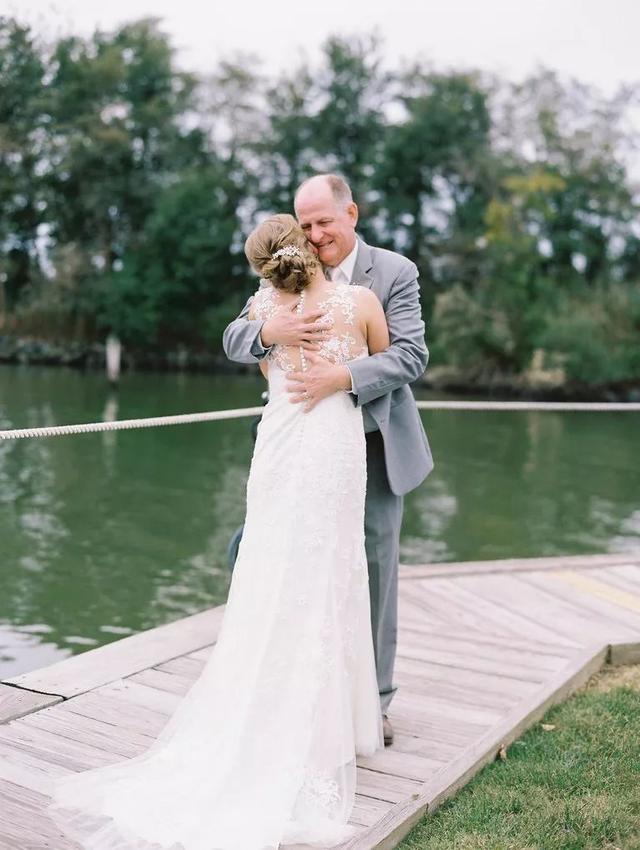 组图父亲初见女儿穿上婚纱的瞬间