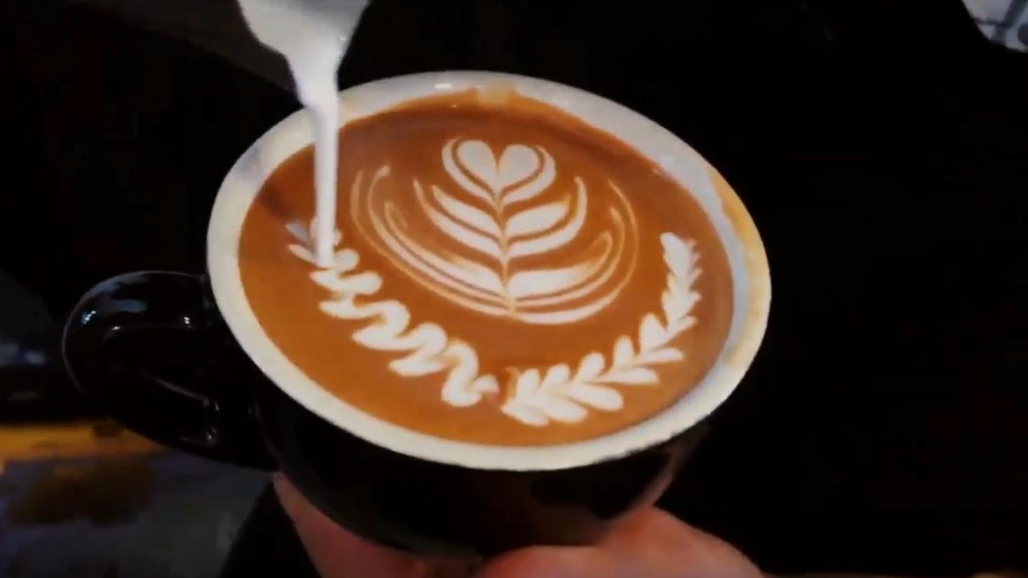 咖啡拉花合集,各种拉花图案组合看着很爽,这才是拉花大神