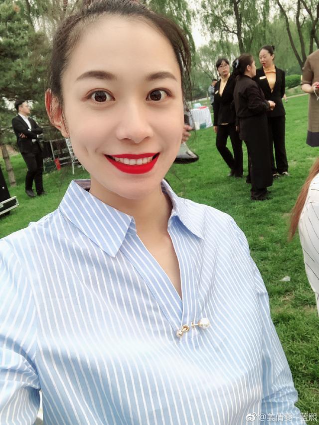 中国女排一名将退役,转行当老师,26岁浓妆艳抹站讲台引争议|姜倩雯