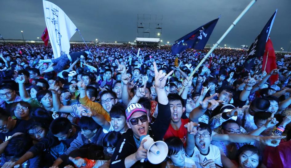 的乐迷涌向张北,热血,撒野,任性成为了张北草原音乐节的标志性代名词