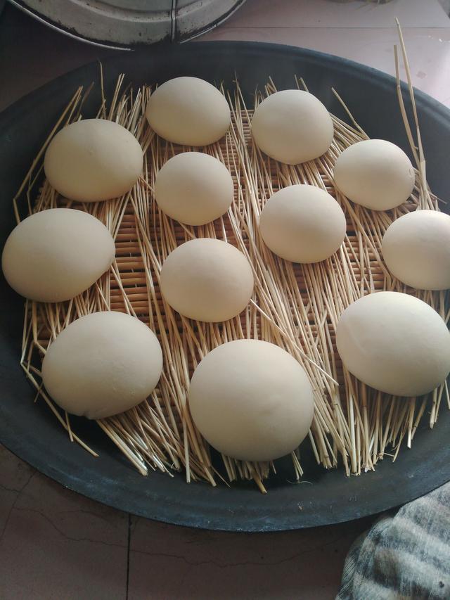 这才是真正的农村过年,农村浓浓的年味,一家人一起蒸铁锅大馒头