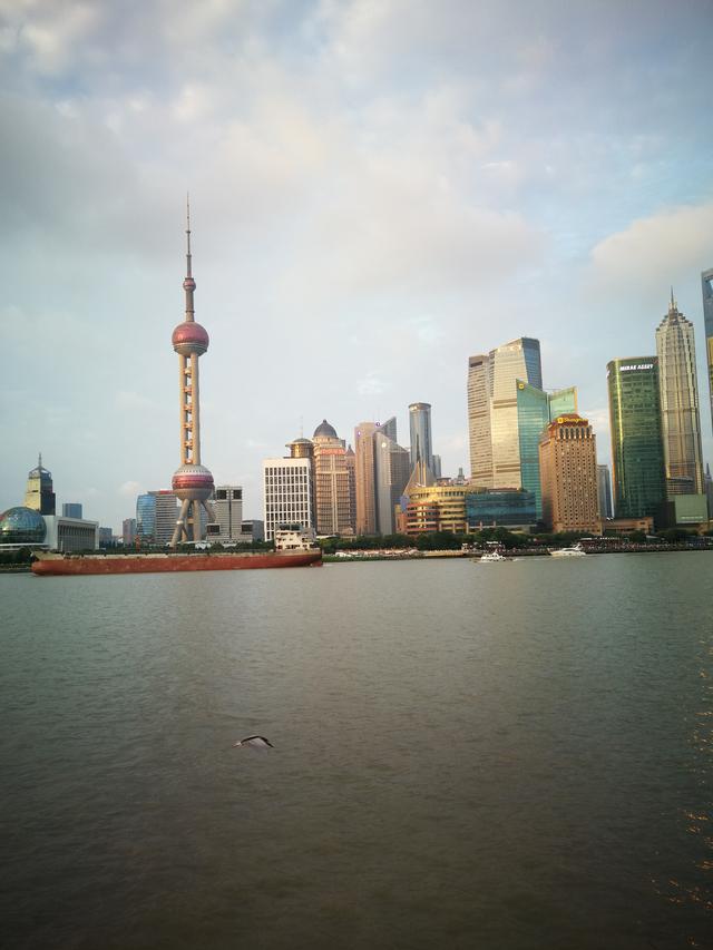 夕阳西下上海黄浦江两岸风景分外迷人