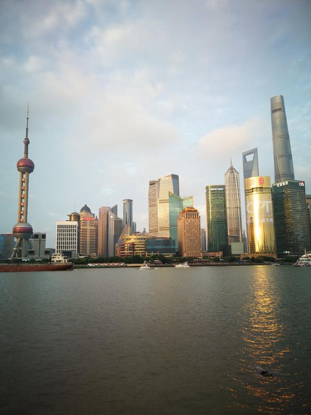 夕阳西下上海黄浦江两岸风景分外迷人