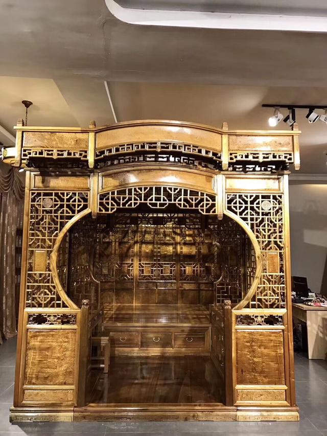 土豪女儿跪地5天 哭求父亲把价值1800万的千工拔步床给她当嫁妆