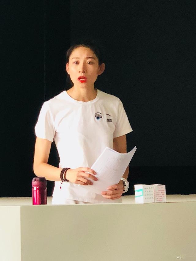 中国女排一名将退役,转行当老师,26岁浓妆艳抹站讲台引争议|姜倩雯