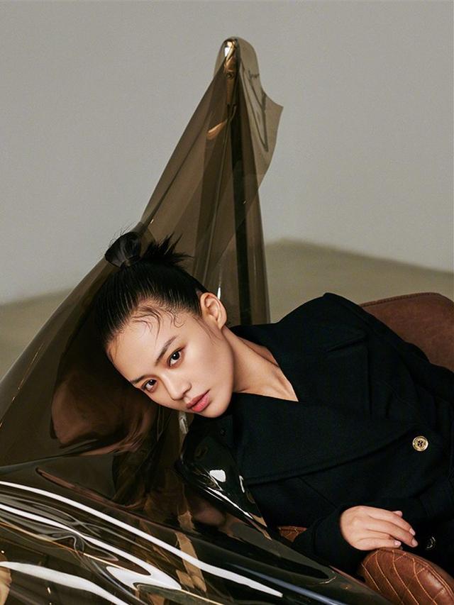 马思纯扎丸子头居然这么帅,呢外套长到当裙穿还要烫金边!