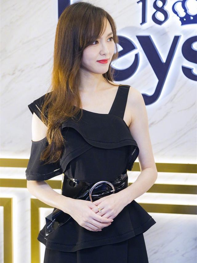 唐嫣化身小女人穿吊带蛋糕裙气质佳网友真的是34岁的美貌