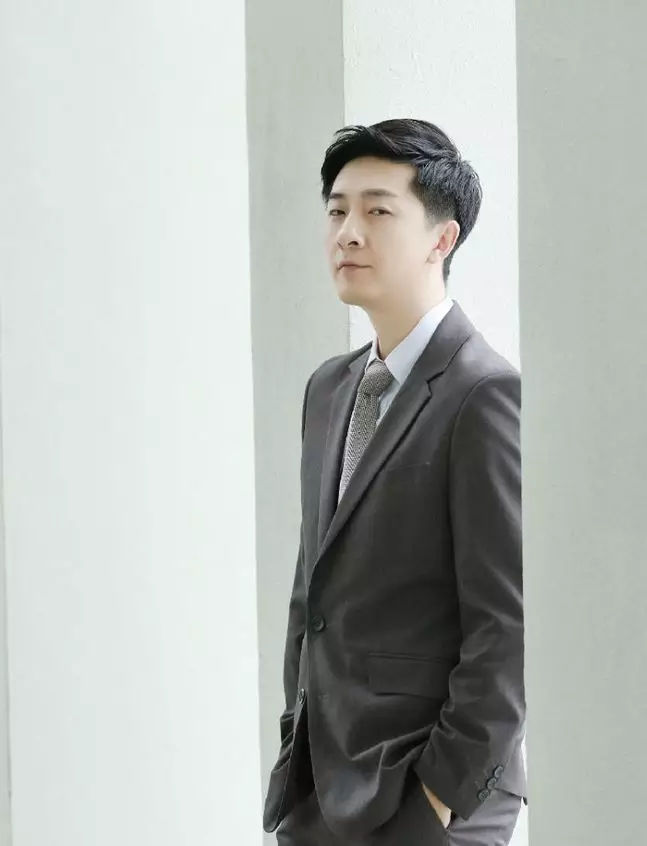 "非典型反派"苗驰的双面舞台