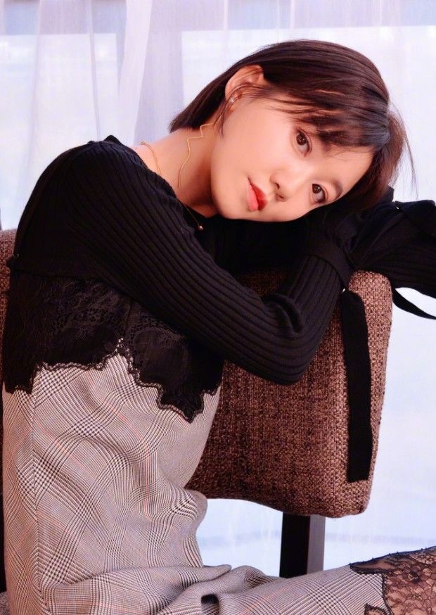 于莎莎穿一条纱裙,衣服却像是被老鼠啃了,全身上下一样色!