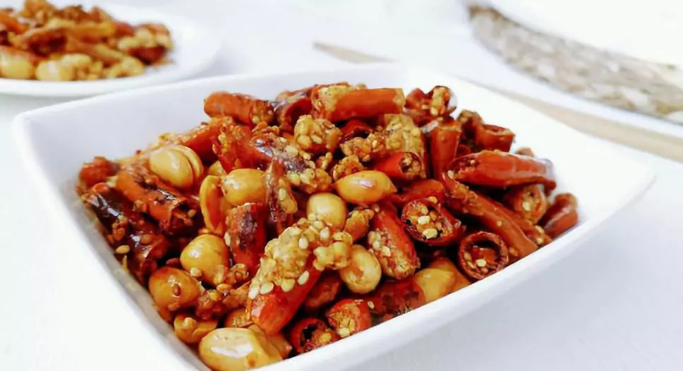 花生和辣椒一起炸,又香又酥,再来一口啤酒简直太爽了!