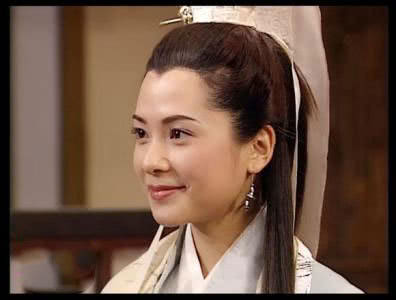 郭羡妮1999年参加香港小姐竞选获得冠军,并同时荣获了"国际亲善小姐"