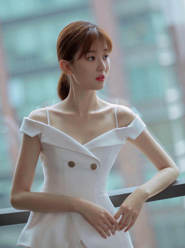 《欢乐颂》主演乔欣穿一字肩套装,展示出成熟魅力