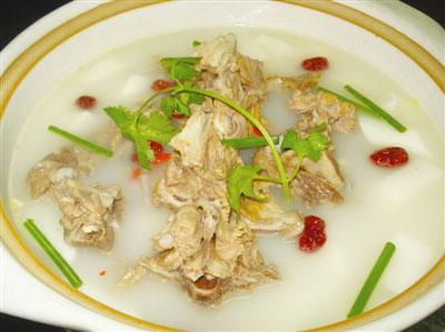 《饮膳正要》认为:"羊尾骨益肾明日,补下焦虚冷.