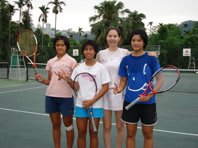 网球冠军赴美比赛失踪 32年后回国捞金引争议 55岁未嫁却收养3女|胡娜