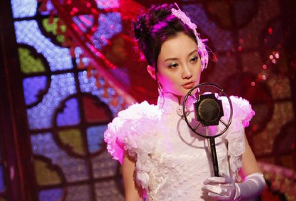 民国风的造型,李小璐也是那么美,是在给你唱歌呢