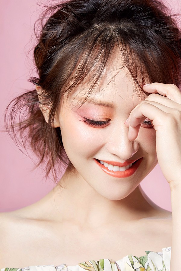 练练夏日粉嫩大片曝光 百变女神展现梦幻甜美风