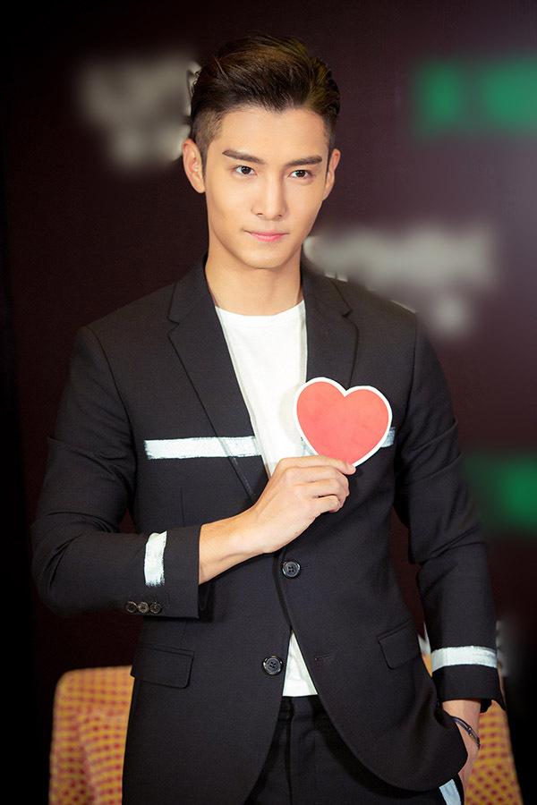 盛一伦时尚搭配,霸气十足,明眸秀眉,颜值. 来自关注化妆知识 - 微博