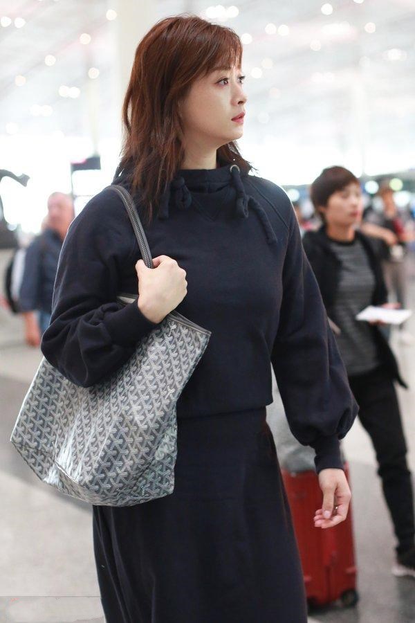 图片中的蒋欣看起来脸颊发福了很多,齐肩的短发层次太多看起来有些乱