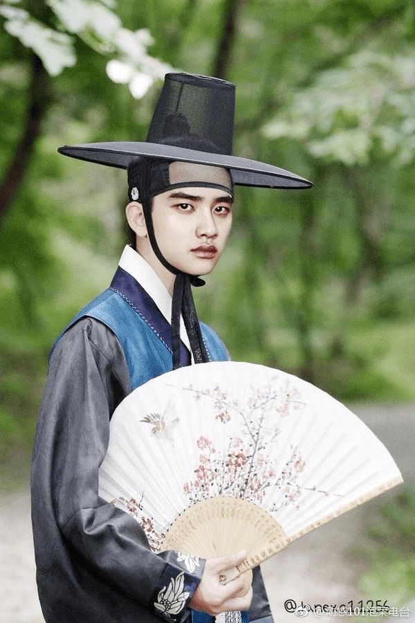 因看到粉丝合成的 的古装照而最终决定casting都暻秀的 剧组粉丝干了