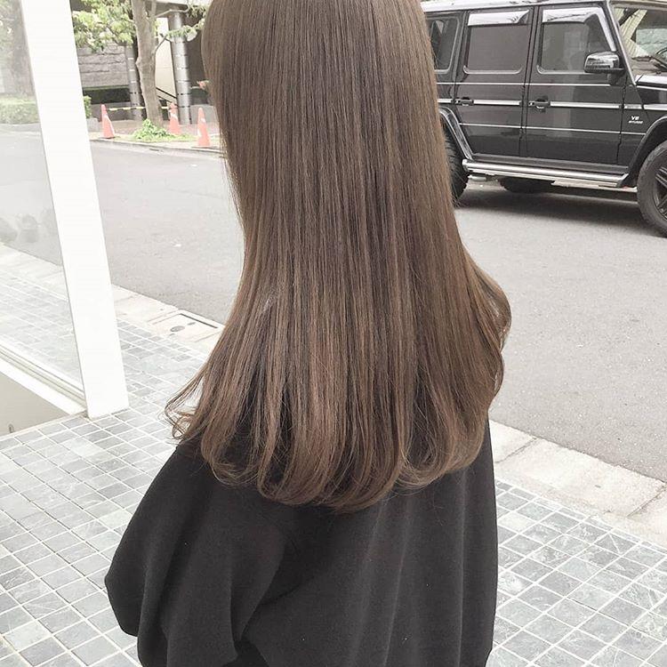 显年轻又有朝气的雾感灰棕色今年很流行