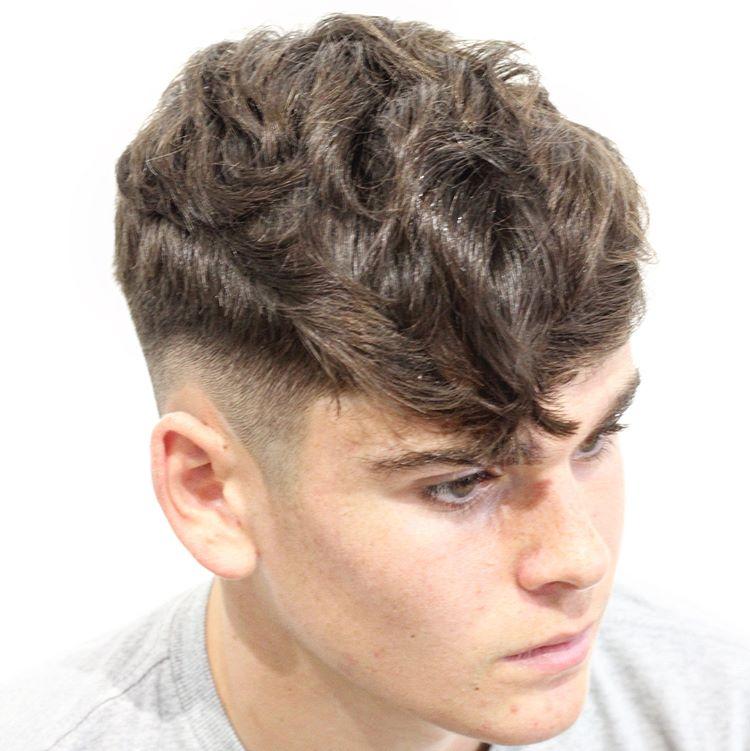 剪半截的型男发型很有男人味