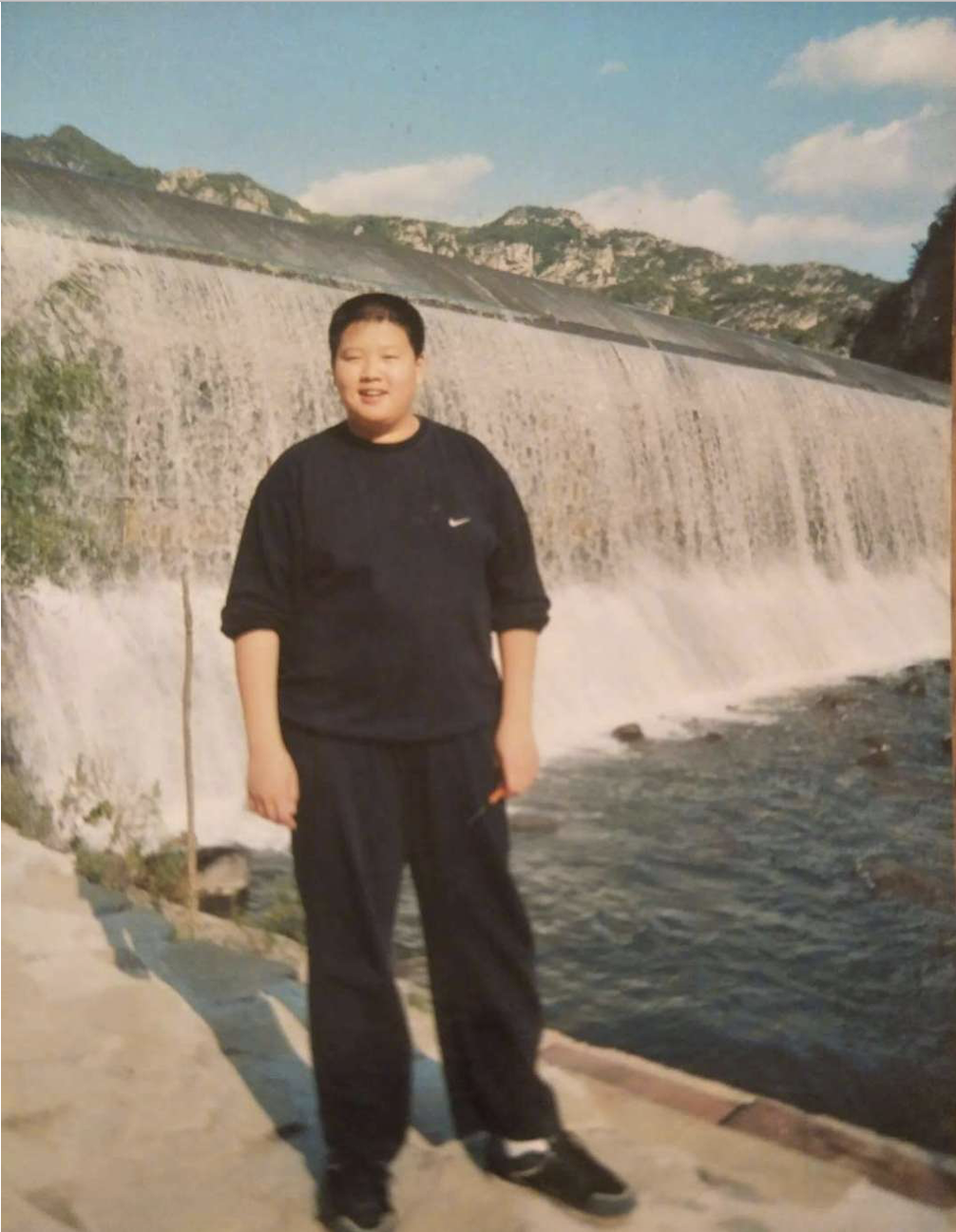 魏大勋再曝童年胖小子照,逗比日常,啥时尚姿势从未改变?