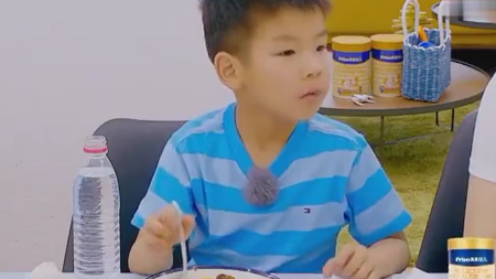 妈妈是超人:贾静雯研究波妞表情包,修杰楷联手