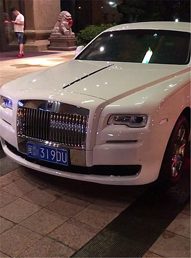 夜晚偶遇2辆同款劳斯莱斯看到车牌那一刻没想到价值差40倍
