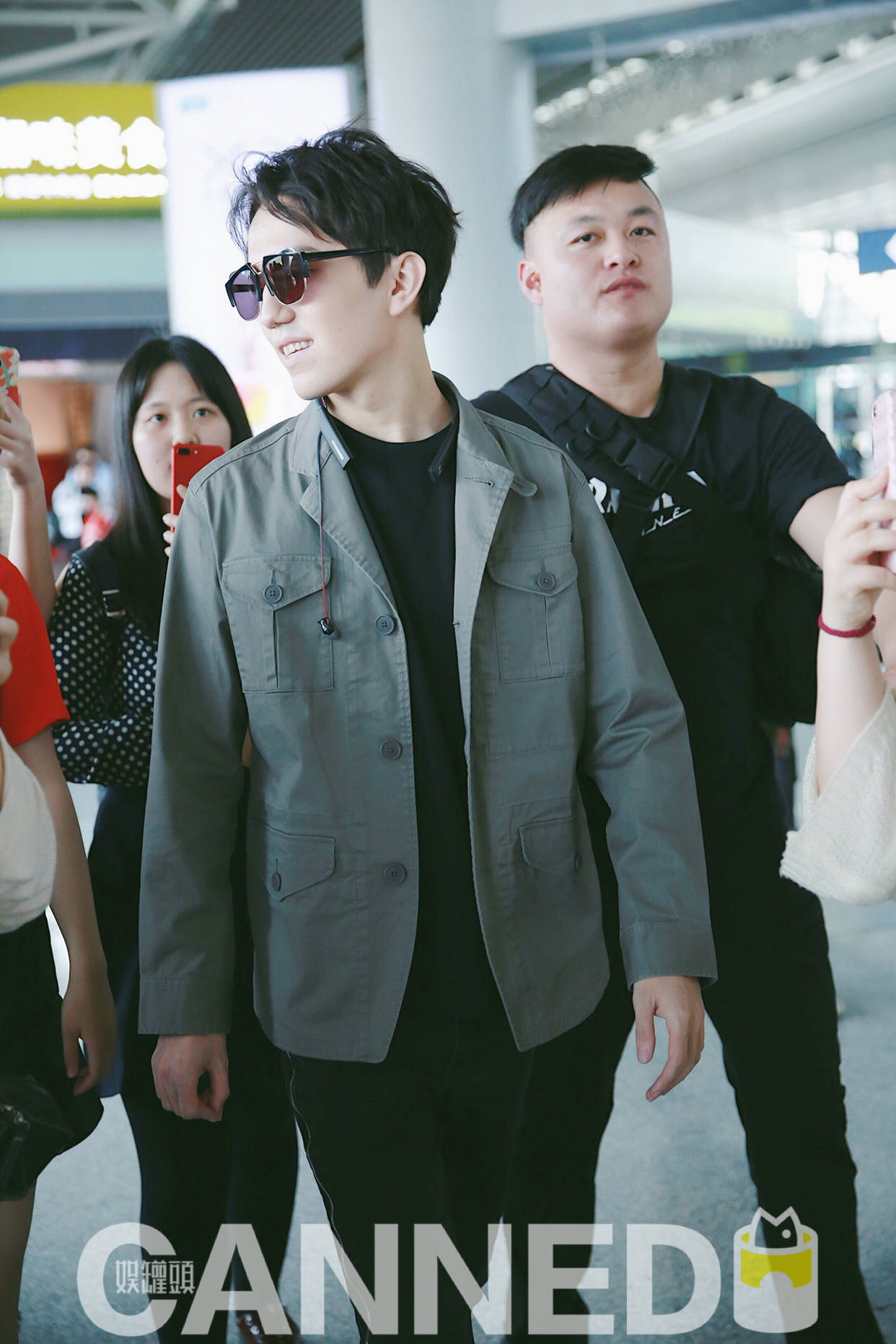 迪玛希现身长沙机场这装扮太酷太帅了