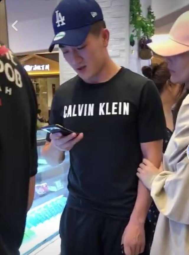 何捷带张馨予和丈母娘看电影,张馨予挽着何捷胳膊,两人好恩爱