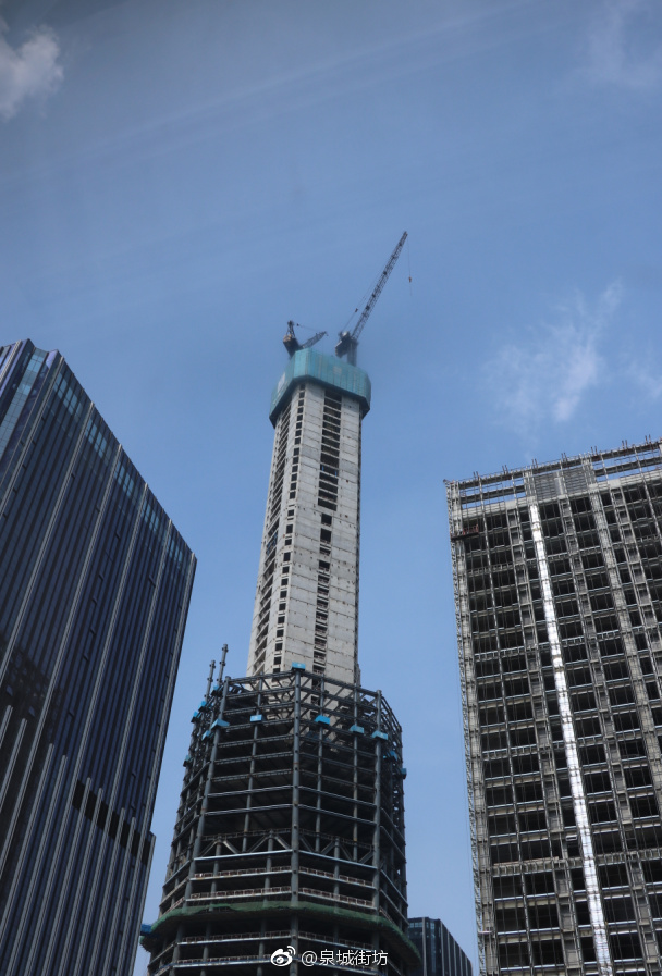 济南的空中"高人" 她们在百米高空塔吊上见证着城市"长高"