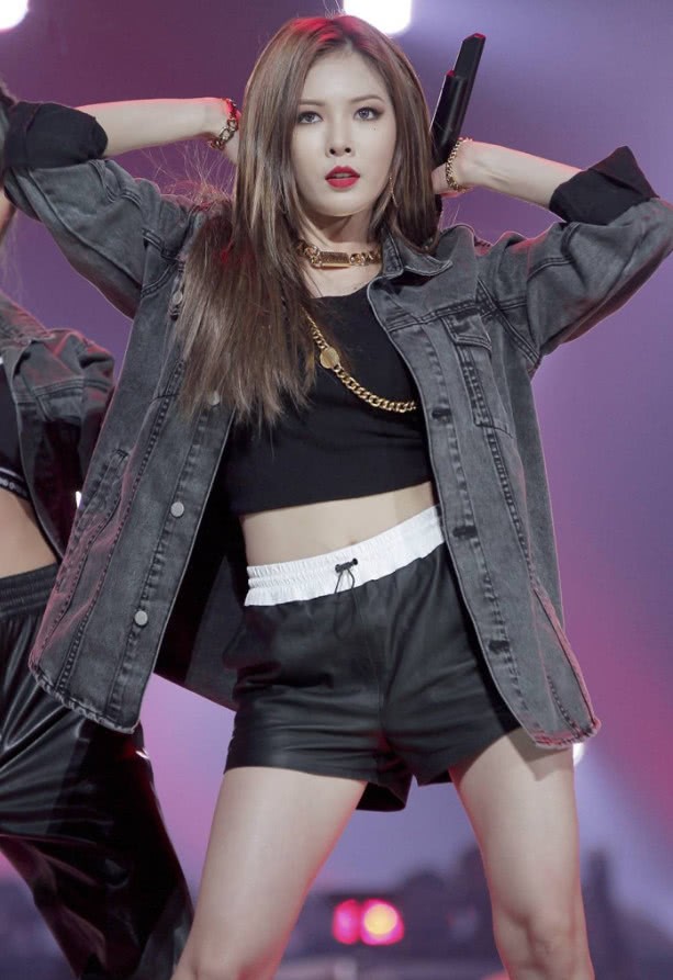 金泫雅穿"深y裙"亮相,还拿"面条"串衣服,看得我心惊胆战!