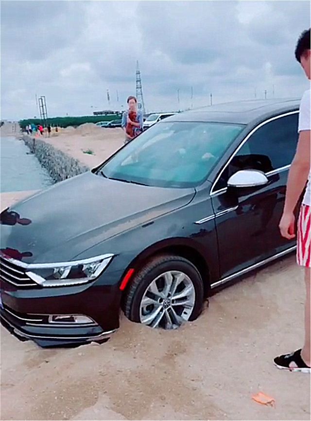 国内一男子为炫耀自己的22万迈腾直接开进沙滩结果成这般
