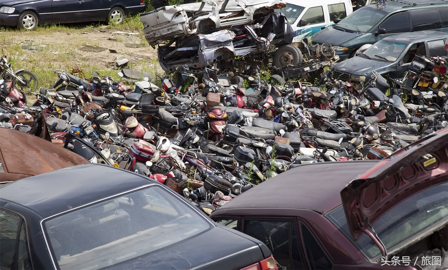 实拍:城市里的汽车"坟场"