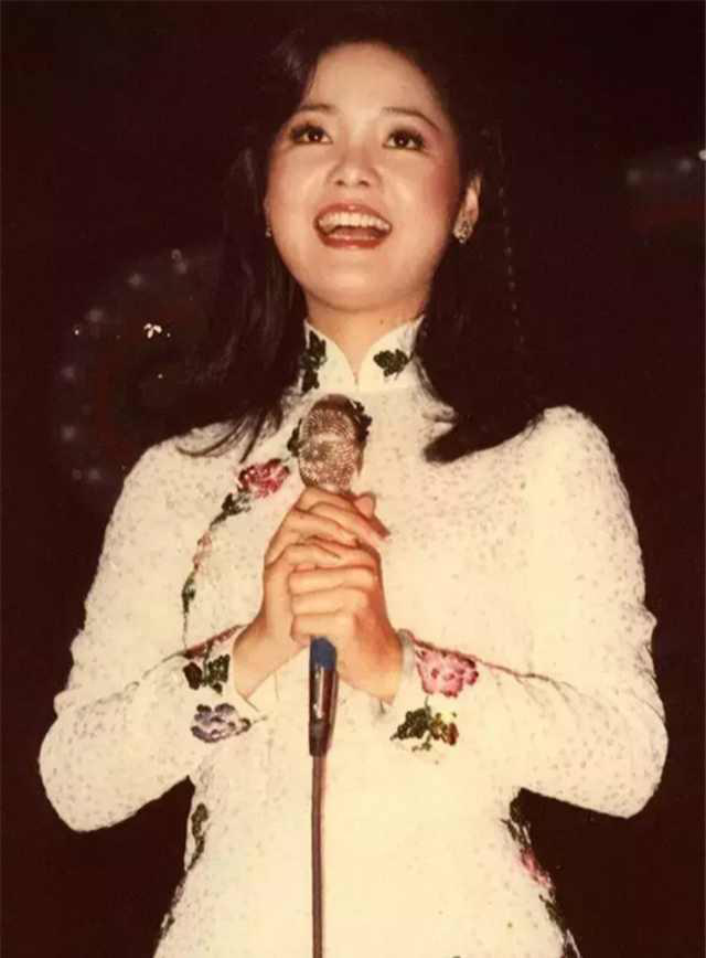 最美歌后——邓丽君,歌美人美,穿旗袍更美
