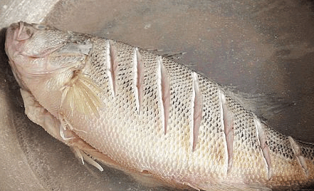 奶奶把五花肉塞进鱼肚子里, 全家都笑话她, 出锅后全家都看蒙了