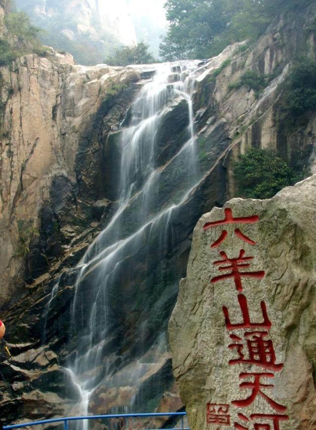 位於伏牛山東麓的魯山縣,可以說是薈萃了河南平頂山最精華的旅遊景點.